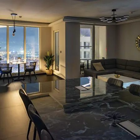 Digital Nomad Penthouse - 250m2 With 5 Bedrooms And Fast Wi-fi - Monitors Included *