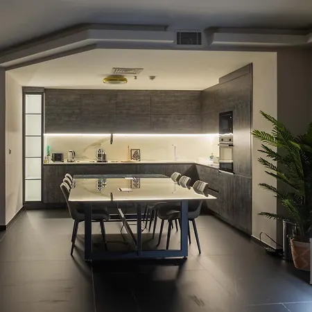 Digital Nomad Penthouse - 250m2 With 5 Bedrooms And Fast Wi-fi - Monitors Included *