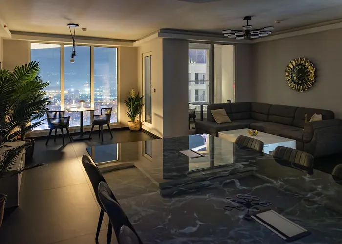 Digital Nomad Penthouse - 250m2 With 5 Bedrooms And Fast Wi-fi - Monitors Included *