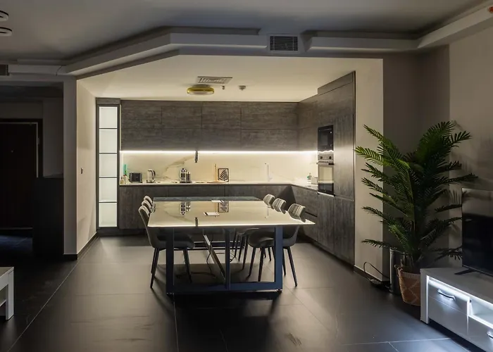 Digital Nomad Penthouse - 250m2 With 5 Bedrooms And Fast Wi-fi - Monitors Included *