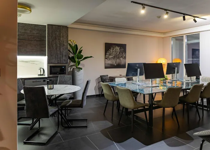 Digital Nomad Penthouse - 250m2 With 5 Bedrooms And Fast Wi-fi - Monitors Included Szkopje