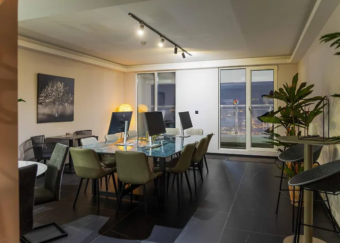 Digital Nomad Penthouse - 250m2 With 5 Bedrooms And Fast Wi-fi - Monitors Included Szkopje