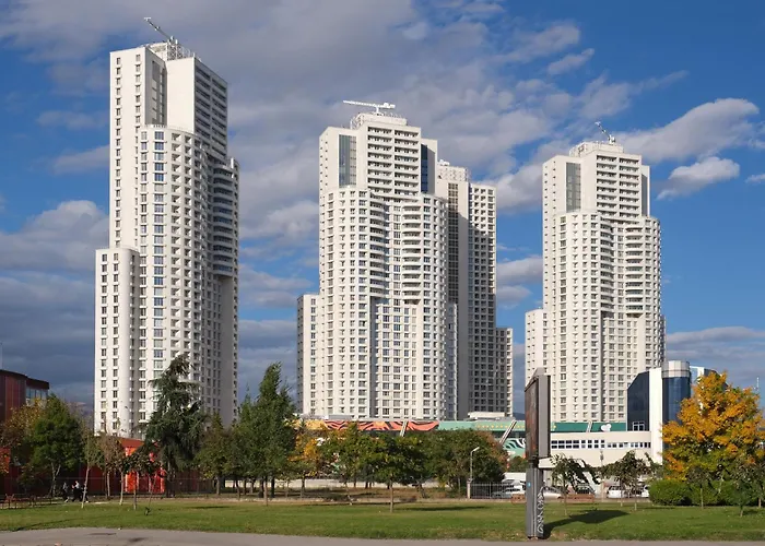 Apartman Digital Nomad Penthouse - 250m2 With 5 Bedrooms And Fast Wi-fi - Monitors Included Szkopje